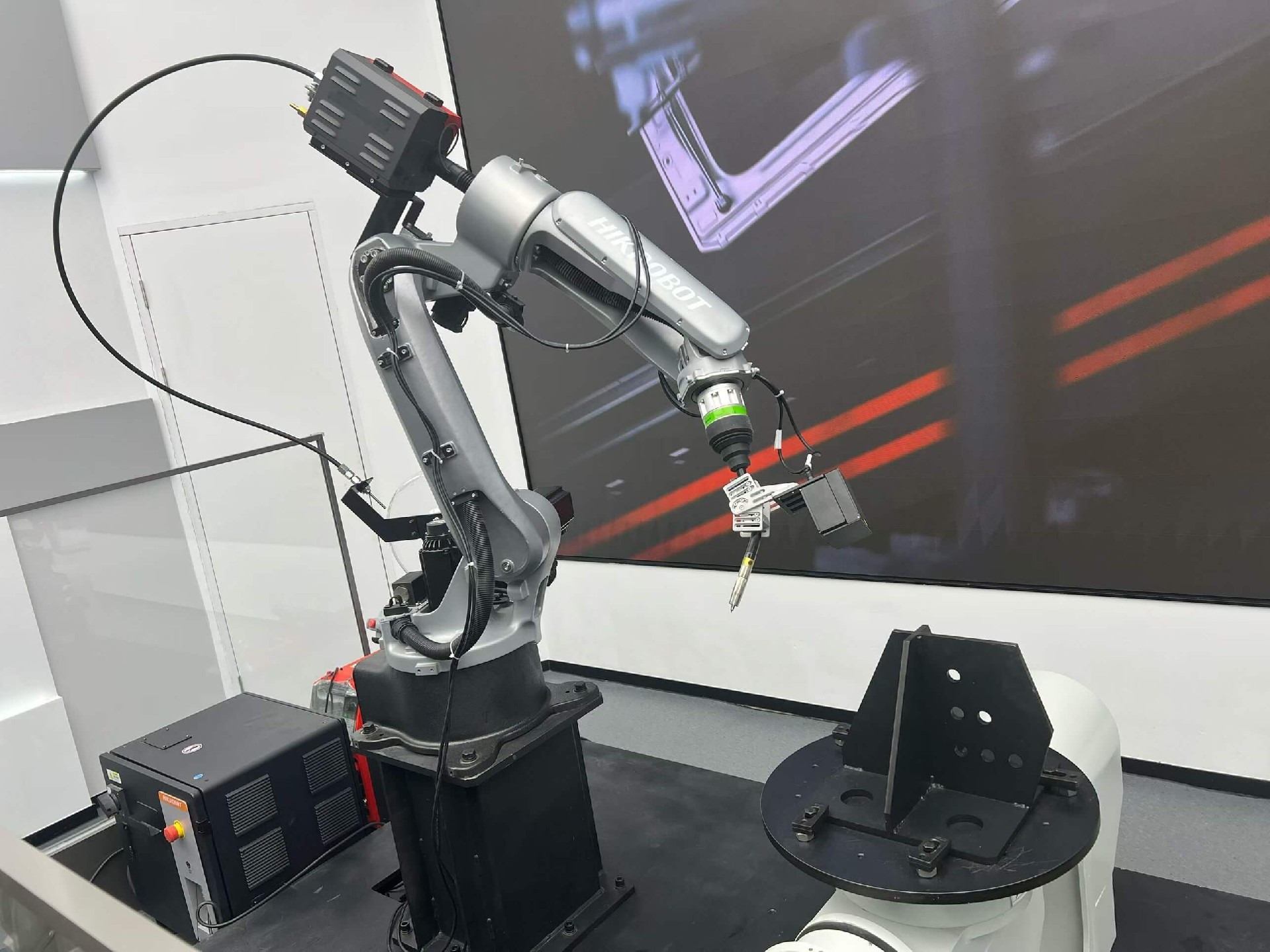 Plus qu’un distributeur : nous facilitons la formation d’experts en usine pour nos clients mondiaux au siège d’Hikrobot2