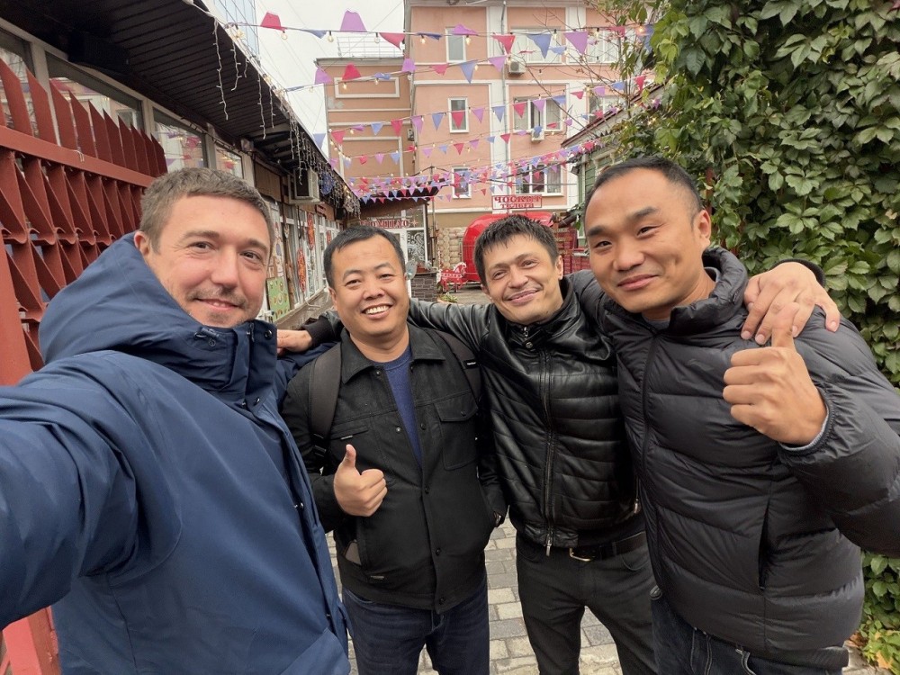 Construire un pont d'approvisionnement conforme et fiable vers la Russie : Zhongping Technology rencontre des partenaires locaux sur place